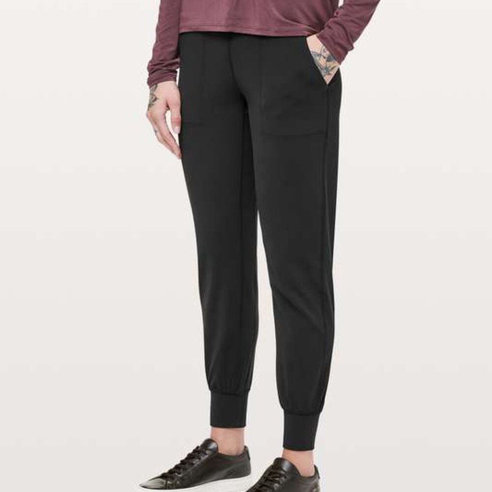 Lululemon Align Jogger in black - Picture 2 of 8
